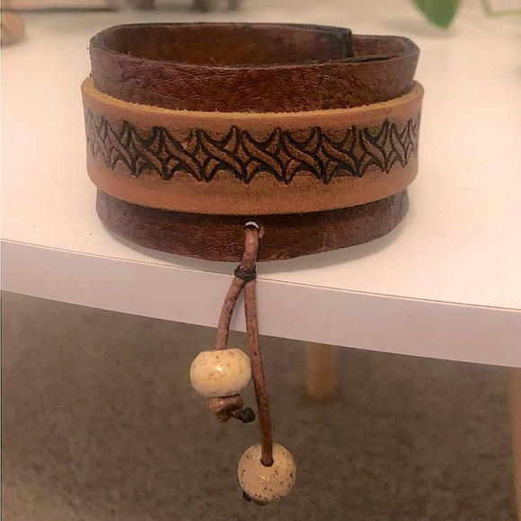 Bison and cowhide leather cuff with jasper beads - Picture 3 of 3